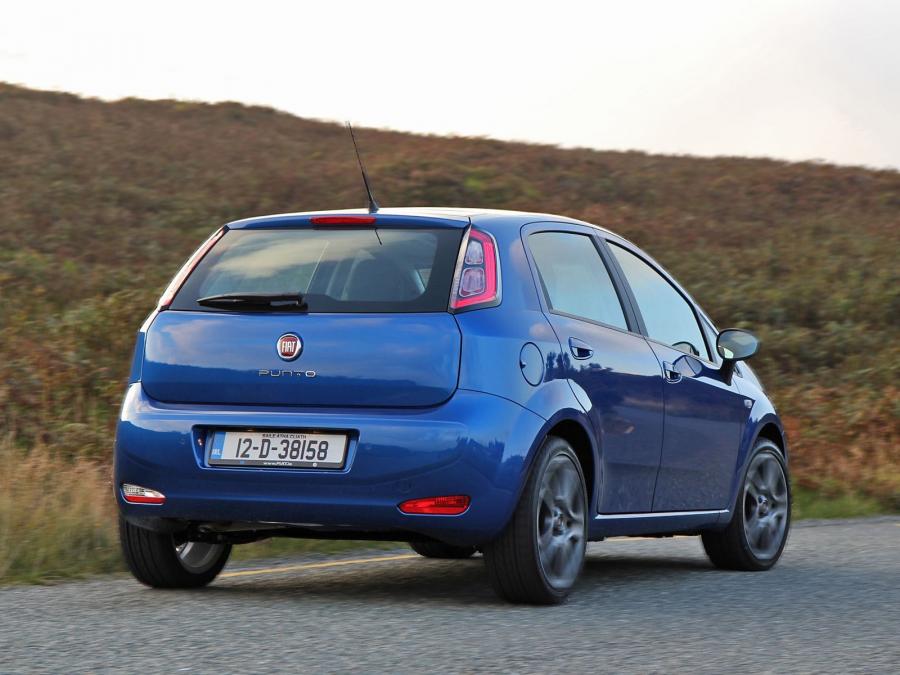  Fiat Punto 5-Door 2012 года  (UK) (фото 10 из 11)